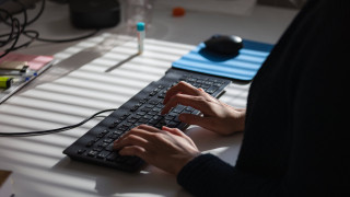 Nainen tietokoneella.