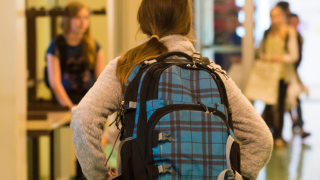 Tyttö ja koulureppu.