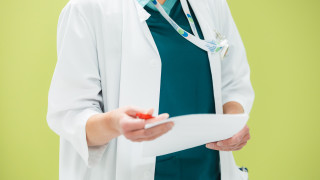 Ammattilainen katsoo paperiaan.