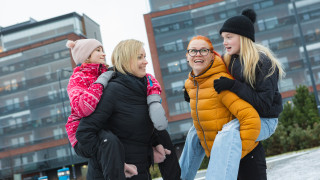 Lapset ja aikuiset leikkivät puistossa.