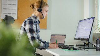 Sote-ammattilainen etävastaanotolla.