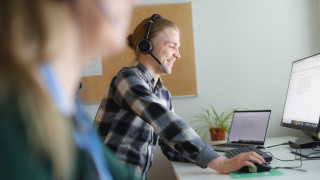 Ammattilaiset työssään tietokoneiden ääressä.