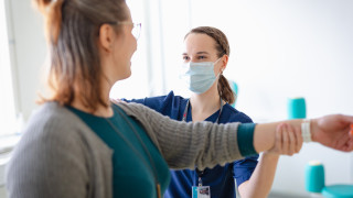 Ammattilainen antaa voimisteluohjeita käsivarren liikkuvuuteen asiakkaalle.