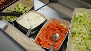 Salaattivalikoimaa ravintolassa.