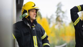 Pelastaja virka-asussaan raikkaassa syyssäässä.