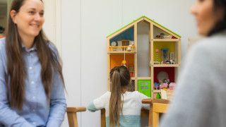 Ammattilainen keskustelee perheen kanssa. 