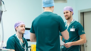 Ammattilaiset keskustelevat työyhteisössään.