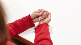 Sydänkoriste henkilön kädessä.