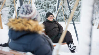 Kaksi henkilöä talvisessa metsässä.