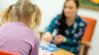 Lapsi ja sote-ammattilainen.