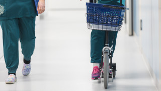 Potkulaudat sairaalan käytävällä