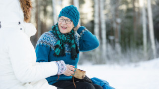 Henkilö talvisissa maisemissa.