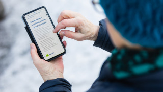 Ikääntynyt henkilö vierailee hyvinvointialueen verkkosivuilla.