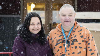 Asiakasohjaaja Eveliina Vaskelainen tukee arjen taidoissa Janne Oksasta.