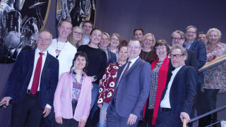 Arvovaltaisesta TKKI-neuvottelukunnasta luokkakuvaan ehtivät (vas.) Pekka Neittaanmäki, Jani Kokko, Anna-Kaarina Autere, Matleena Käppi, Pekka Hokkanen, Sonja Aukee, Heljä Lundgren-Laine, Raija Kojo, Sari Kaakkomäki, Lasse Leppä, Anssi Tuominen, Sointu Möller, Pirkko Melville, Jussi Pihlajamäki, Vesa Saarikoski, Jari Ojala, Heikki Miettinen ja Maria Kaisa Aula.