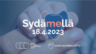 Sydämellä-tapahtuman tunnuskuvassa on lapsen ja aikuisen kädet kietoutuneet yhteen.