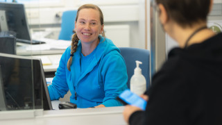 Sote-ammattilainen ja asiakas.