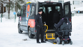 Henkilö pyörätuolissa menossa taksiin.