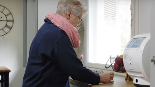 Henkilö käyttää lääkeautomaattia.