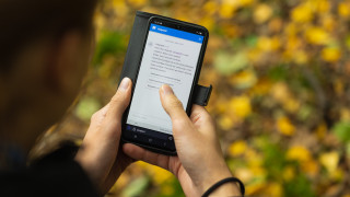 Sähköistä sosiaali- ja terveyspalvelujen asiointia matkapuhelimella ulkona.