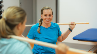 Aikuinen nainen keppijumpassa