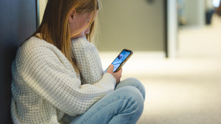 Nuori henkilö selaa puhelinta