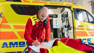 Ensihoitaja tekee muistiinpanoja työvuorossa.