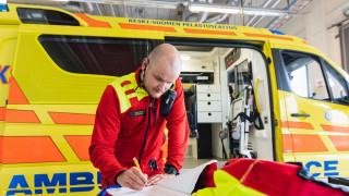 Ambulanssi ja varusteita huoltava pelastusalan ammattilainen. Kuva: Johanna Sell