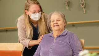Sote-ammattilainen ja iäkäs henkilö