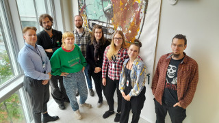 Jyväskylän yliopiston opiskelijat ryhmäkuvassa.