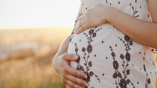 Nainen raskaana ulkona.