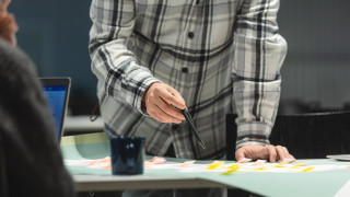 Ammattilaiset keskustelevat pöydän ääressä.