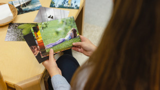 Henkilö katsoo kuvakortteja.