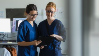 Ammattilaiset keskustelevat terveysasemalla.