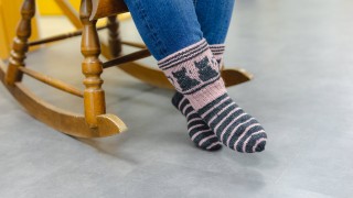 Villasukat ja keinutuoli.