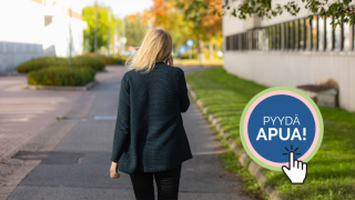 Henkilö kävelee puhelin kädessä.