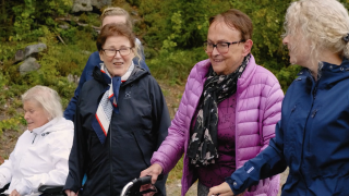 Ikääntyneet kävelemässä.