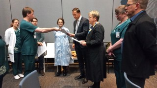 Päivystyksen adressin luovutus Keski-Suomen hyvinvointialueen johdolle.