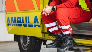 Ensihoitaja istuu ambulanssissa