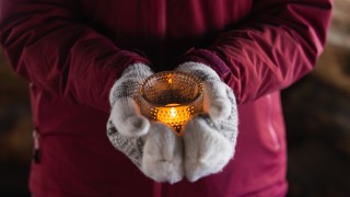 Henkilö pitää käsissään tuikkukippoa.