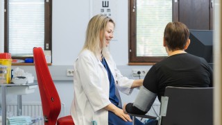 Lääkäri mittaa verenpainetta