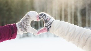 Lapaset kädessä tehty sydänkuvio.