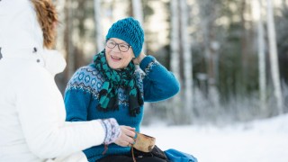 Ikääntynyt ulkoilemassa talvisäässä ystävän kanssa