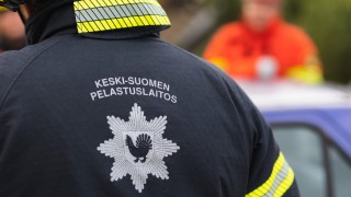 Keski-Suomen pelastuslaitoksen työntekijä