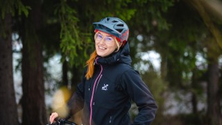 Kuvassa on aikuinen polkypyörän selässä 