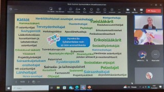 Meneillään olevasta Teams-kokouksesta otetussa kuvassa on dialla kymmeniä eri ammatteja, joita hyvinvointialueelta löytyy. Monipuolisista mahdollisuuksista kertovat videokuvan kera Heljä Lundgrén-Laine ja Essi Rantala.
