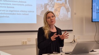 Lapsiasiavaltuutettu Elina Pekkarinen.