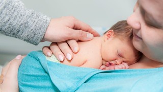 Äiti ja vastasyntynyt vauva.