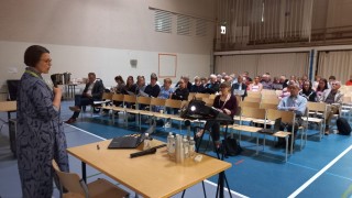 Sosiaali- ja terveyspalveluiden toimialajohtaja Kati Kallimo puhuu asukasillassa.