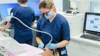 Suun terveydenhuollon ammattilaiset työssä.